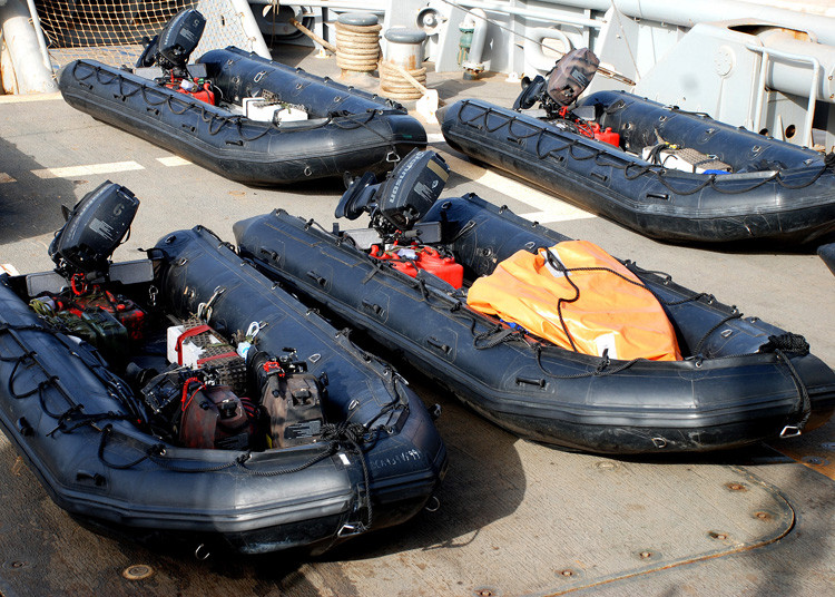 8 Person Black Long Military Inflatable Boat , Inflatable Speed Boat For Rescue