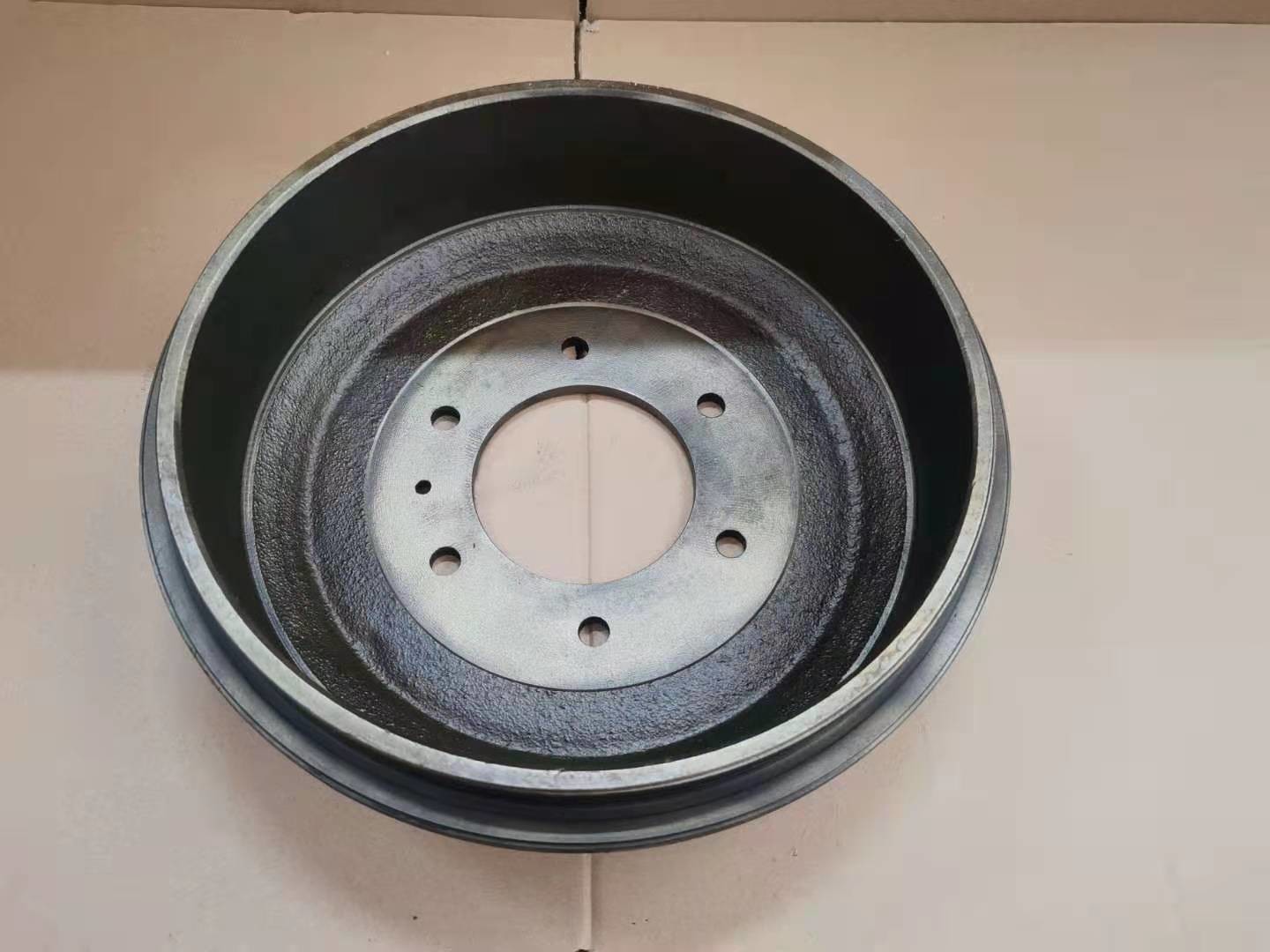 5423150390 5423150220 Brake Drum For ISUZU NHR Rear Axle Lining Width 60mm With 6 Bolt