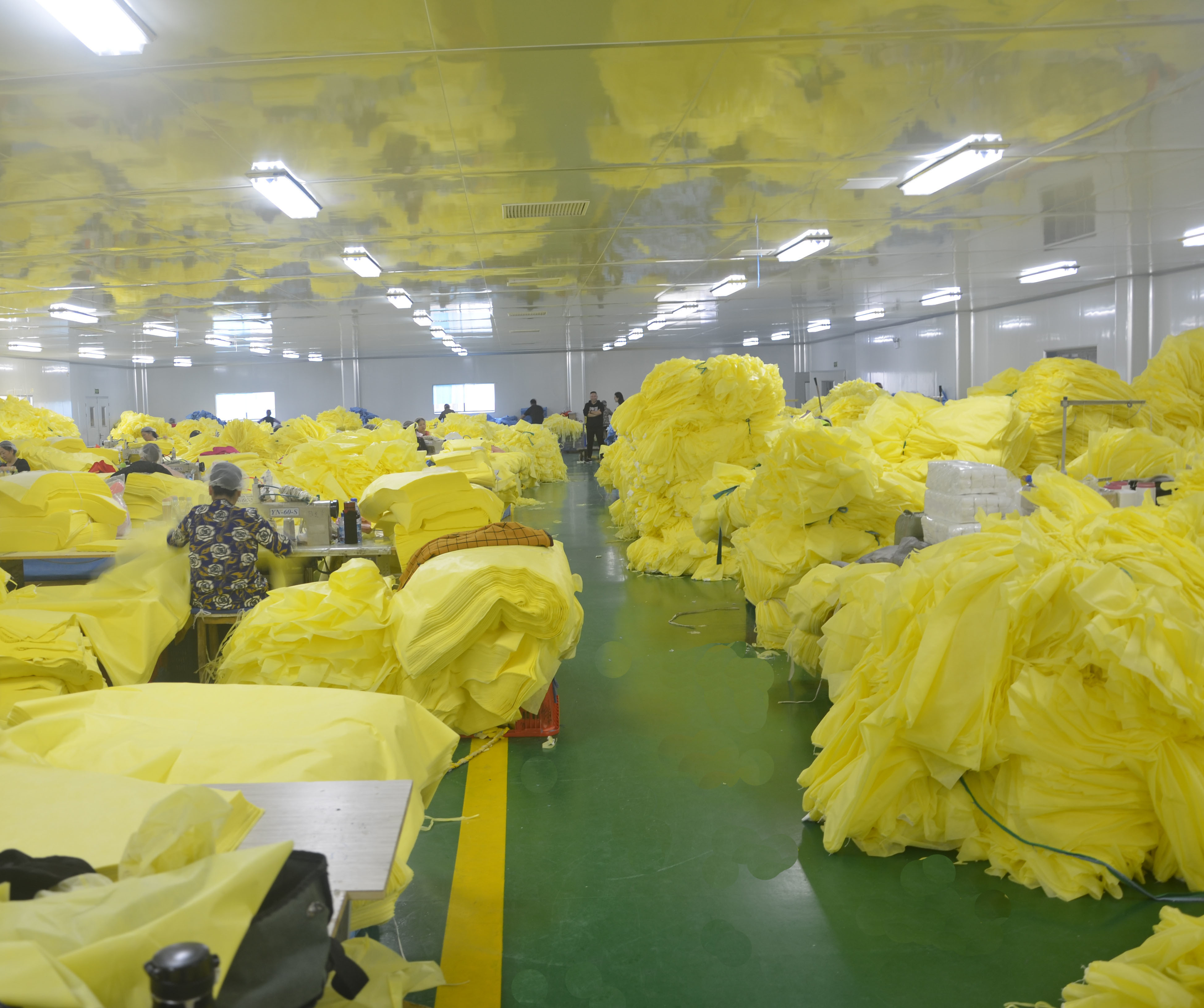 Customized Unisex Waterproof Non Woven Disposable White Lab Coats