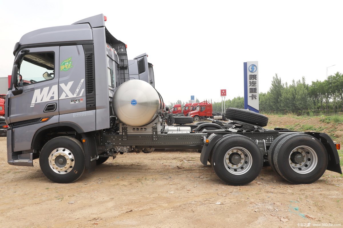 Second Hand Sinotruk HOWO MAX 6X4 460hp LNG Tractor With 2 Reverse Shifts