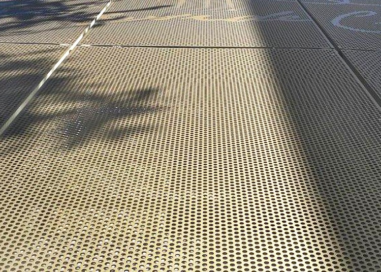 Galvanised Decorative Wire Mesh Panels Perforated 100mm Diameter