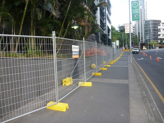 Standard Temporary Fence for Sale 2100mm x 2400mm ,42 microns ,wall thickness 2.00mm and a 60mm x 150mm diameter