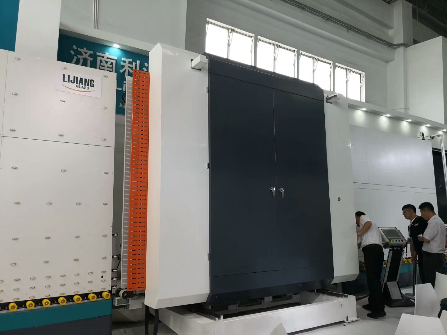 Vertical insulating glass machine vacuum insulated glass lined