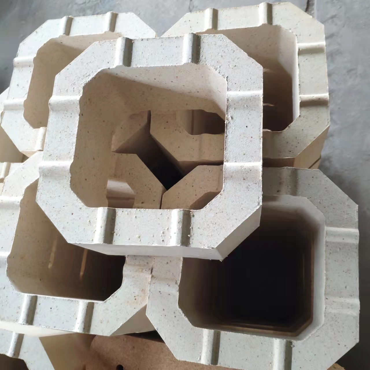 Henan High Density Sinter Mullite Brick for Glass Furnace and Petroleum Cracking System