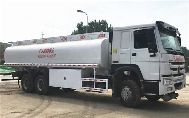 Euro 2 Fuel Tank truck Tanker , Sinotruk Howo 20000 Liters 6000 Gallon Diesel Oil Transporter