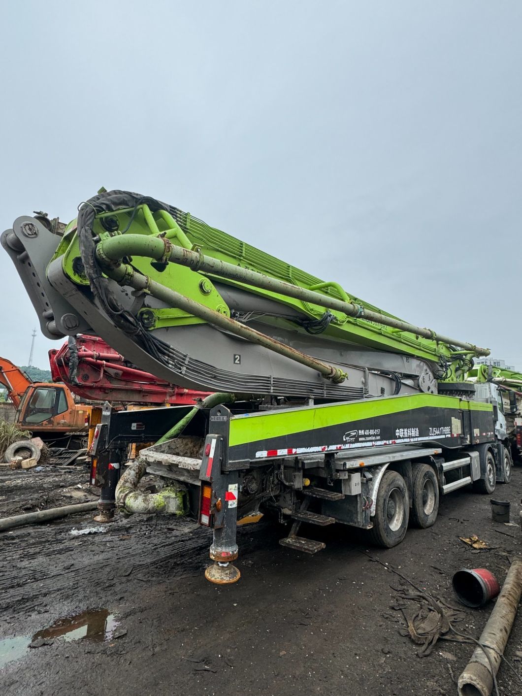 Zoomlion Concrete Pump Truck 56 Meters Using Mercedes-Benz Chassis for 20 Years