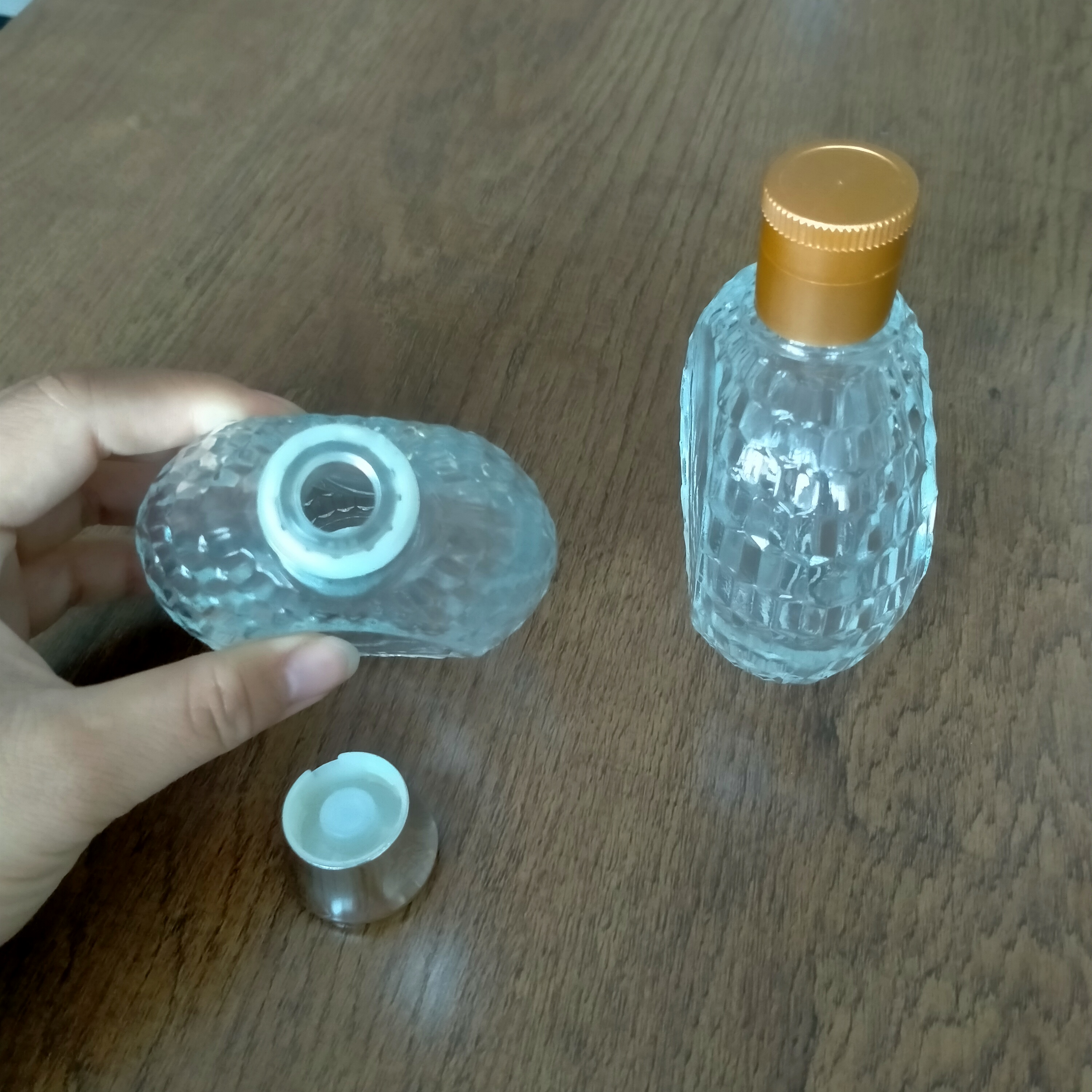 OEM Custom Luxury Women Glass Perfume Bottle with Screw Collar Lid and Base Material Glass
