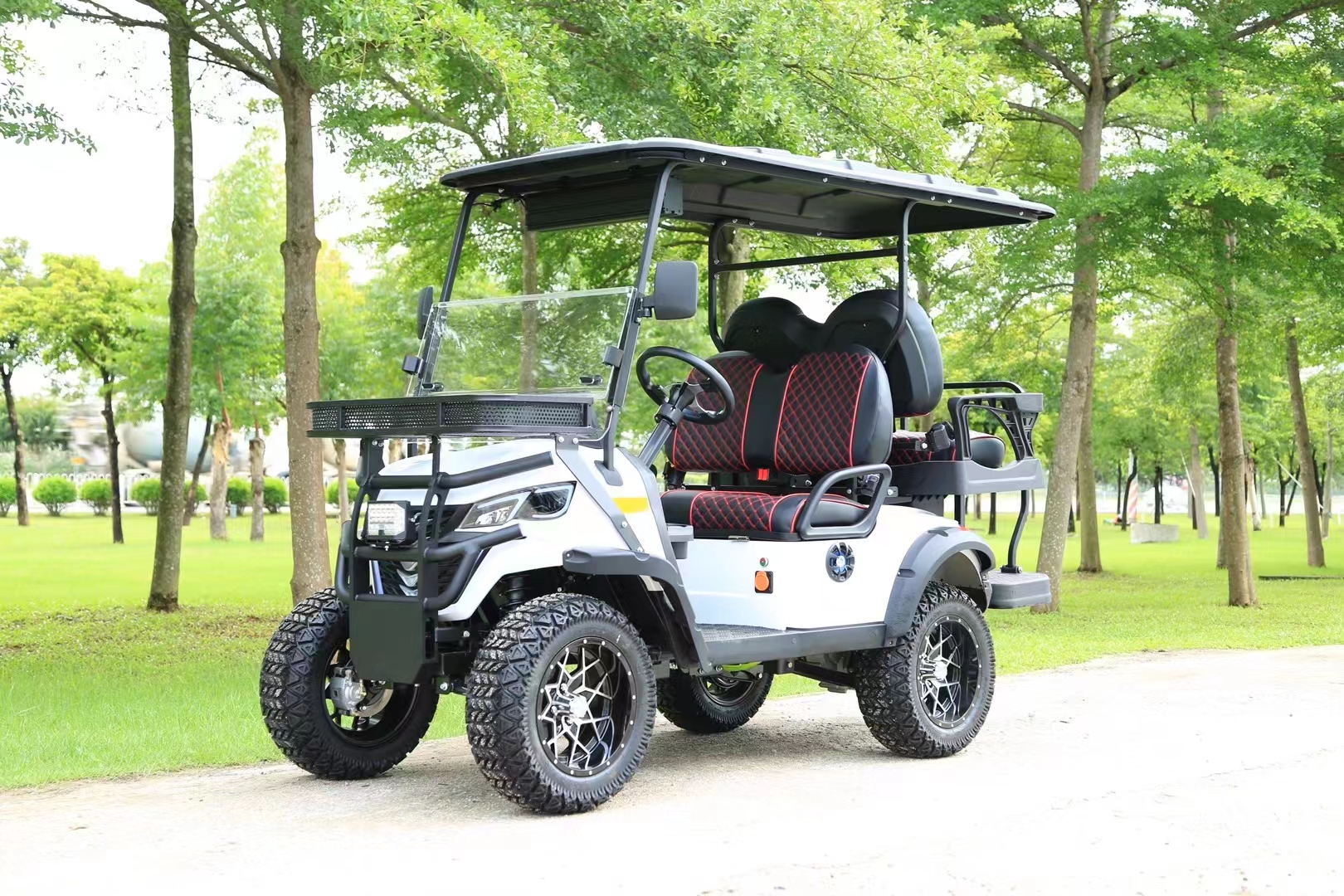 4 Seats Off-road Hunter Cart Electric Golf Carts with Lifted Design and Driving Mileage of 70-90km