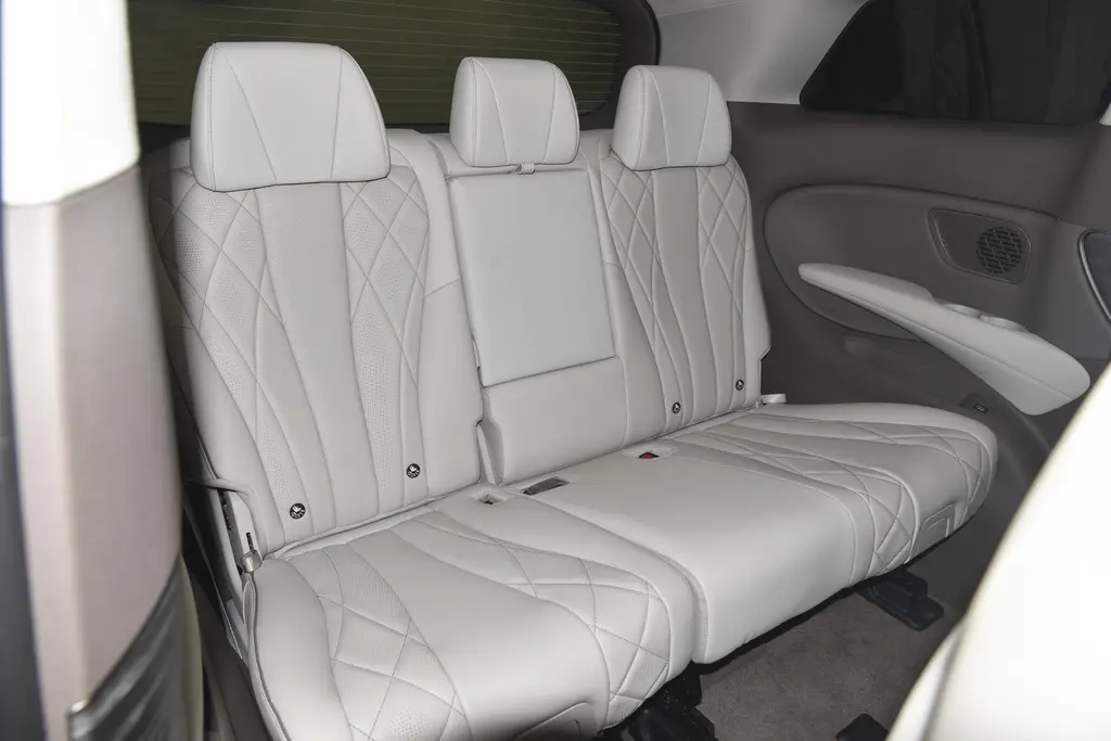 2023 Tengshi D 9 DM-i 970 All Wheel Drive 180km Plug-in Hybrid 7seat MPV with Brown Interior and Maximum Torque of 681Nm