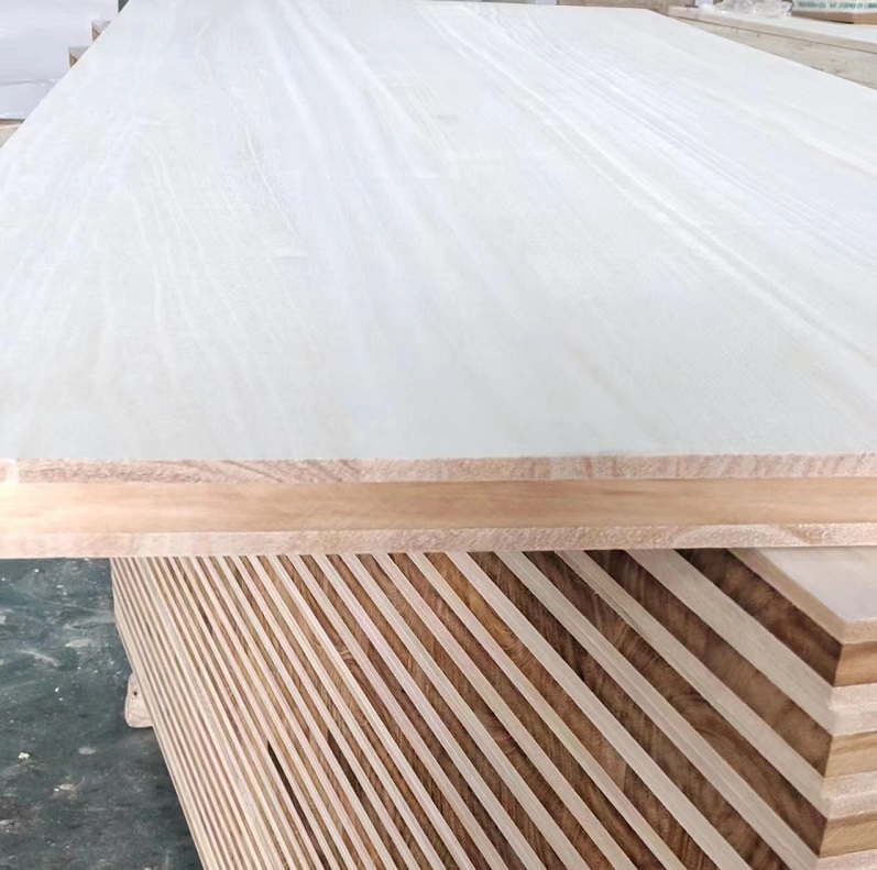 2440x1220mm Customized Traditional Style Solid Wood Board Radiata Pine Board