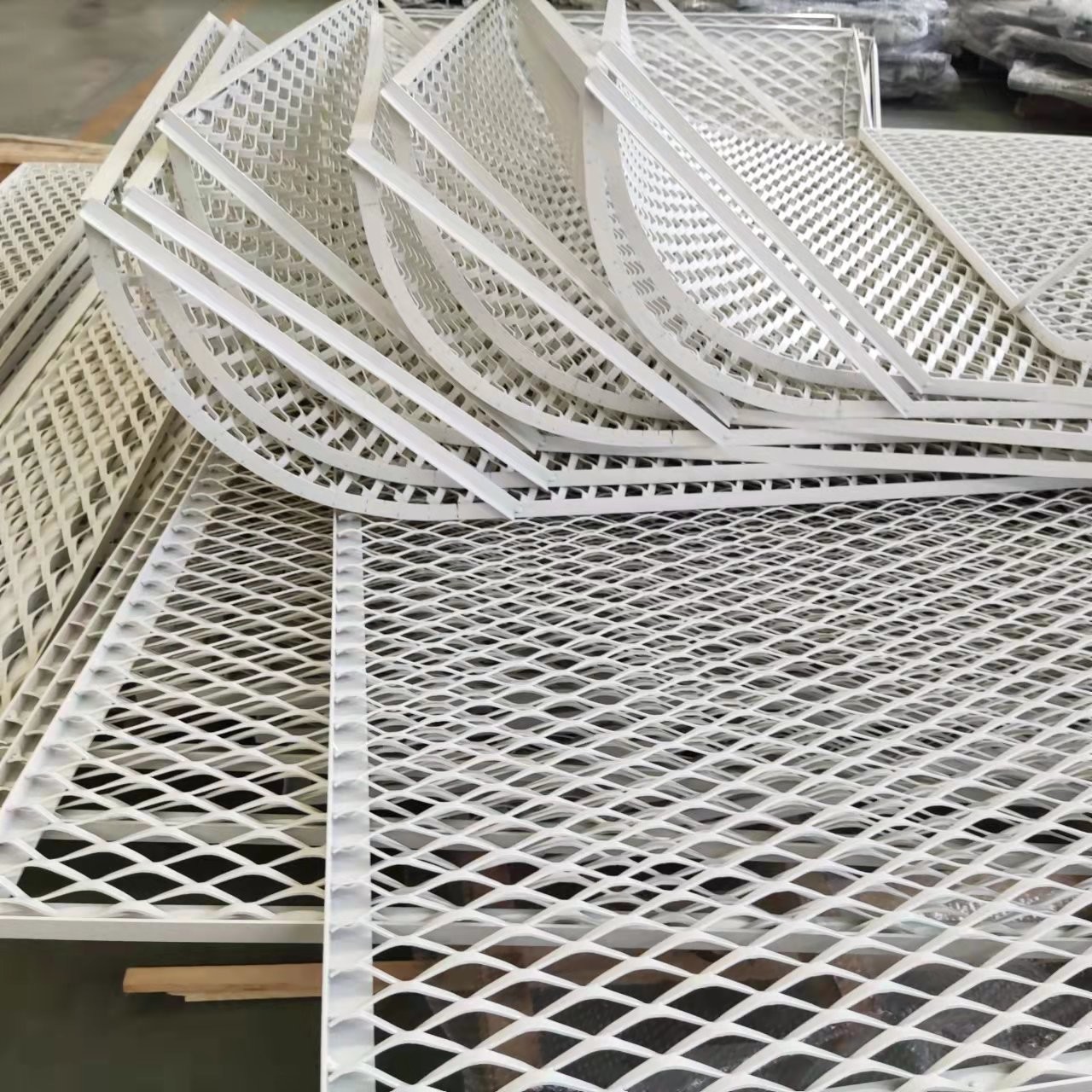 2mm Length 1m Expanded Aluminium Mesh Golden Color Ceiling Exterior Wall Decorative