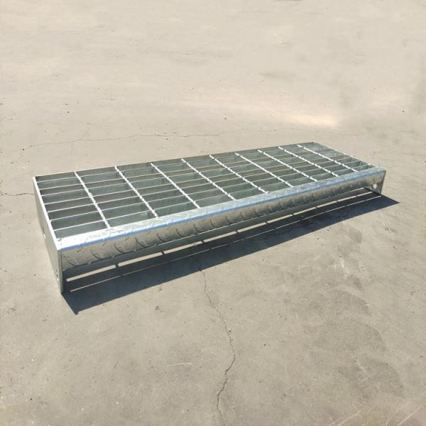 1.5mm-6mm Thickness Steel Stair Treads Grating 25mm Bearing Steel Hight 25*5mm