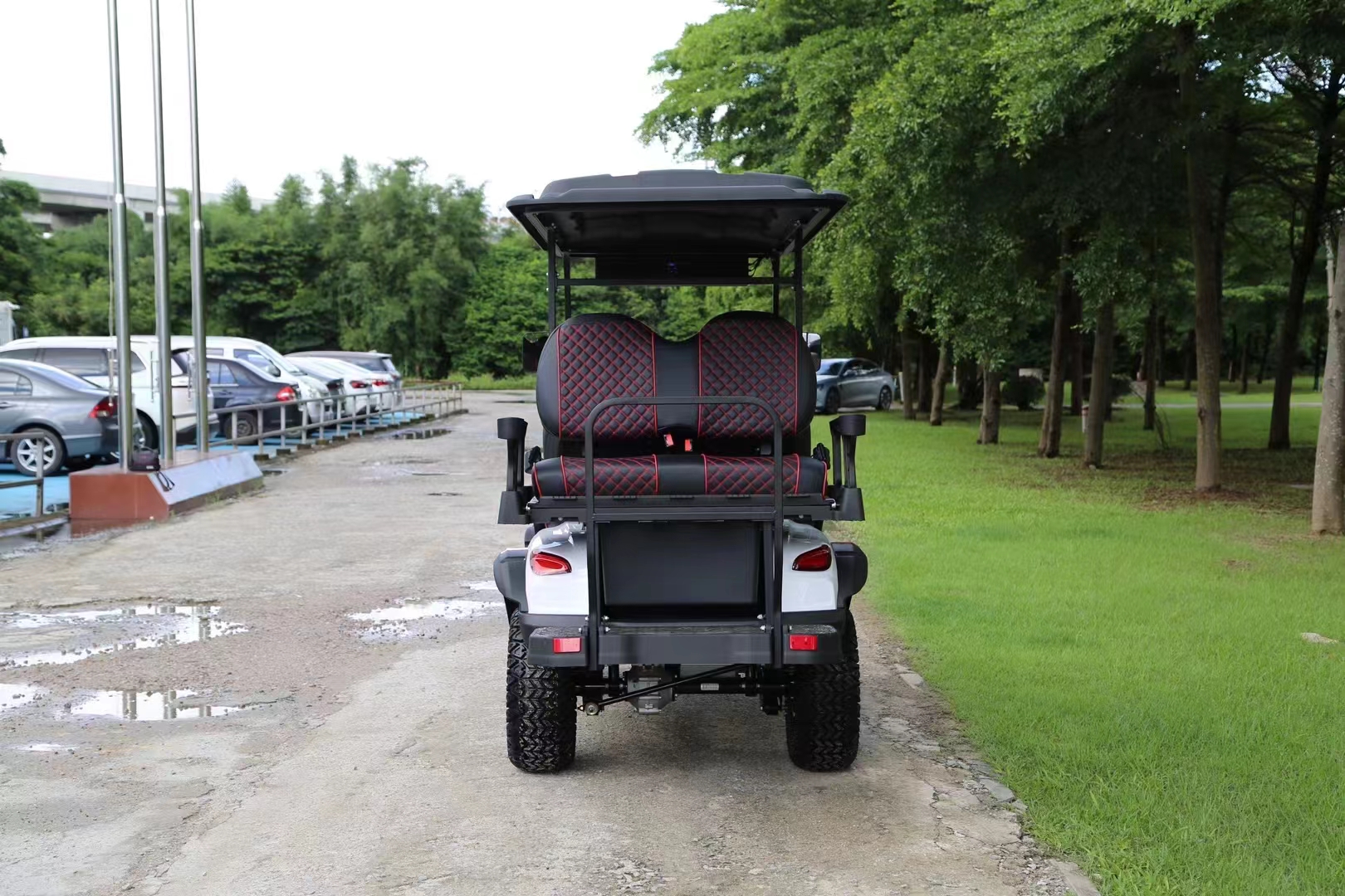 4 Seats Off-road Hunter Cart Electric Golf Carts with Lifted Design and Driving Mileage of 70-90km