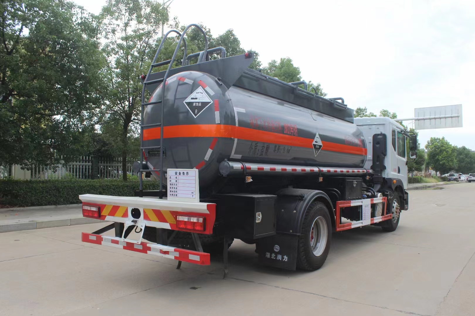 China National Heavy Duty Truck HOWO 4X4 All Wheel Drive 290HP 10CBM Oil Tank Truck