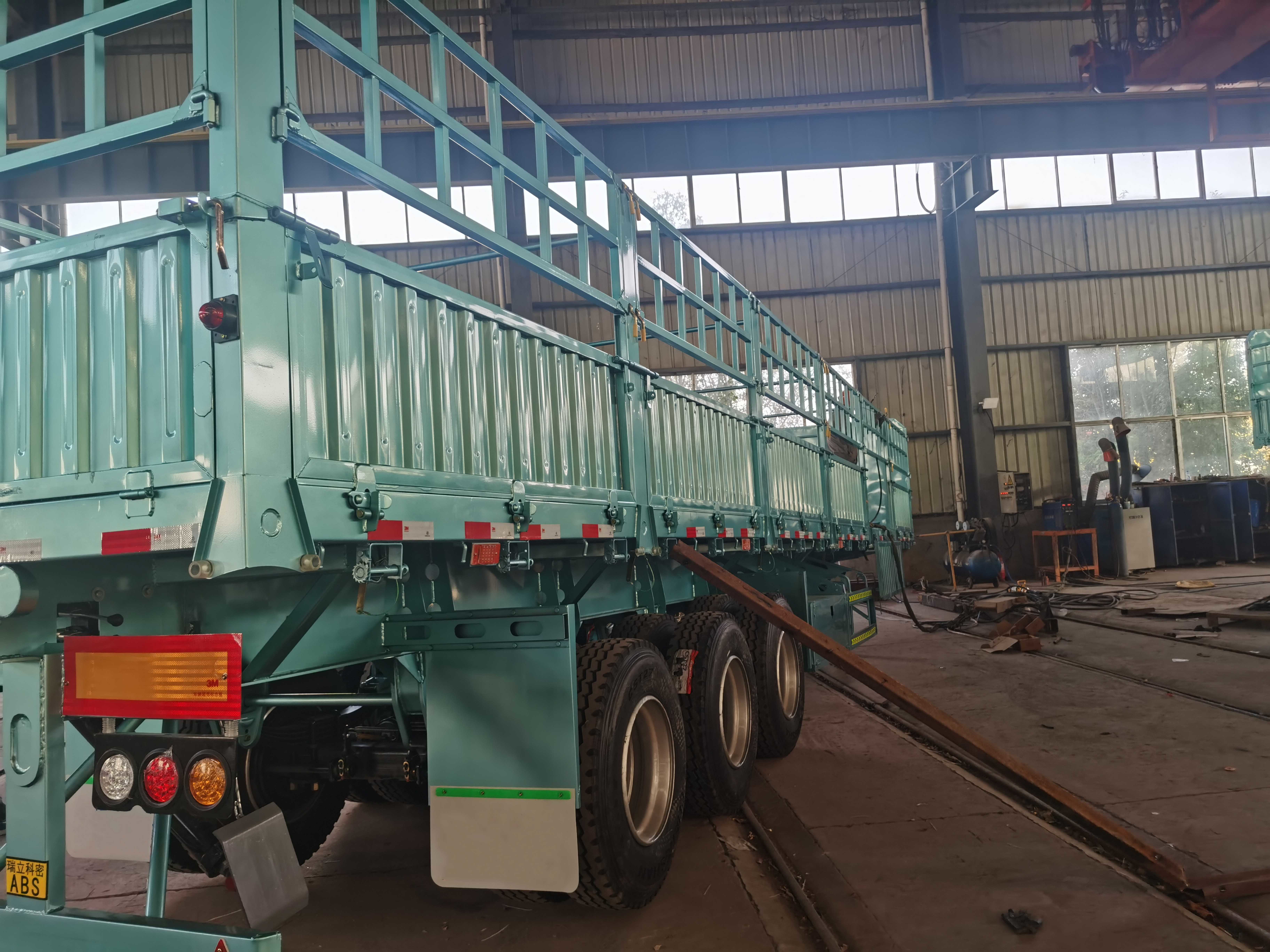 Triple Axle 40T 60T Tons Stake Cargo Trailer Fence Bulk Cargo Trailer Transporter Semi Trailer