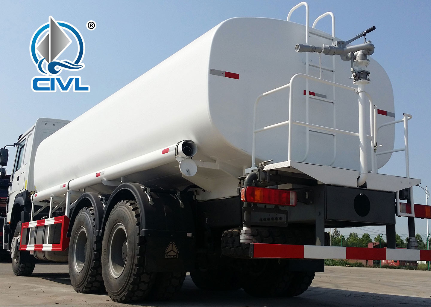 ZZ5257M3247N Green / Red / White Sinotruck Howo Water Tanker Trailer 25000L