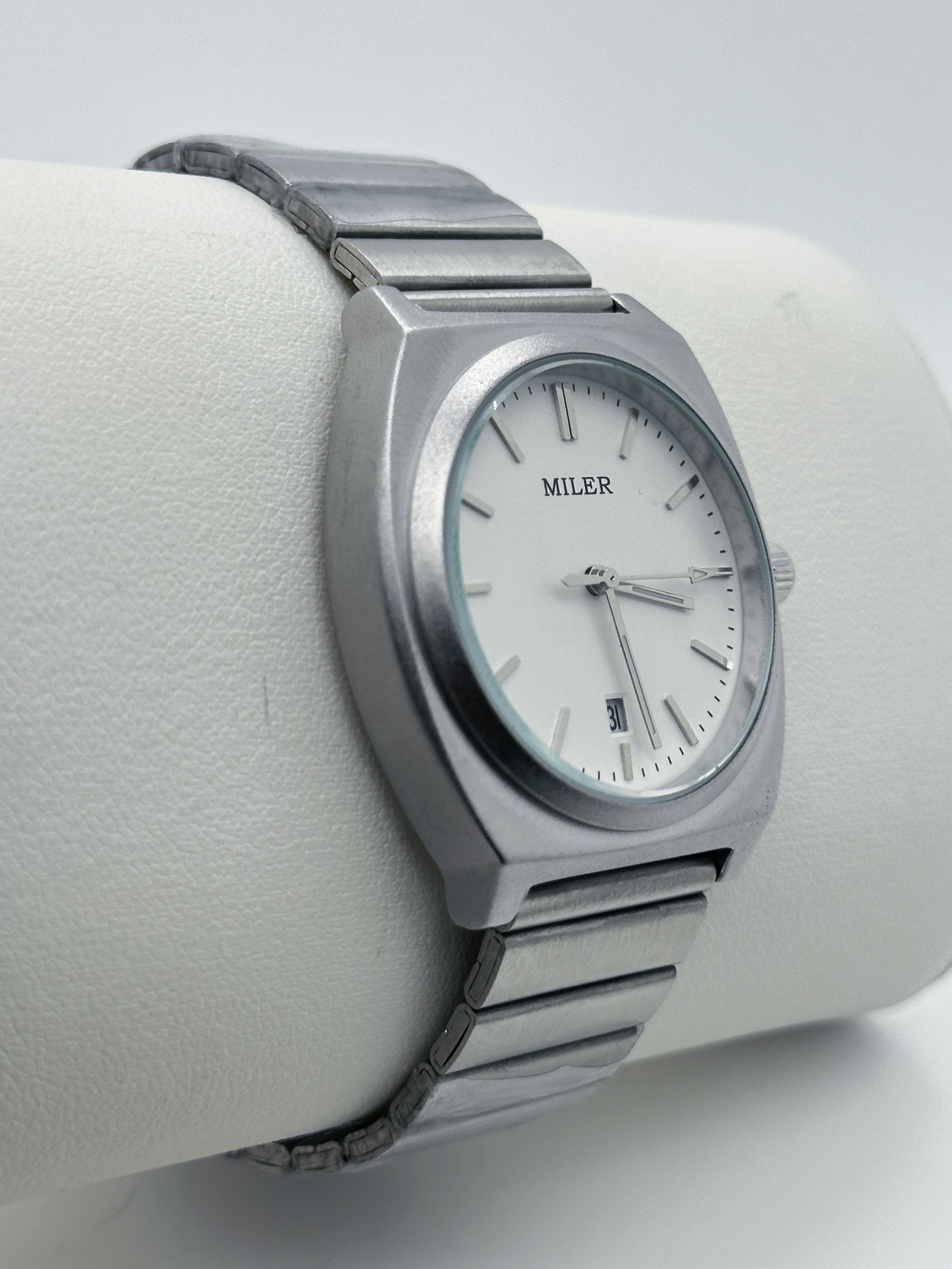 Aqua Resistant Quartz Stainless Steel Men Watch With Analog Display And Luminous Hands