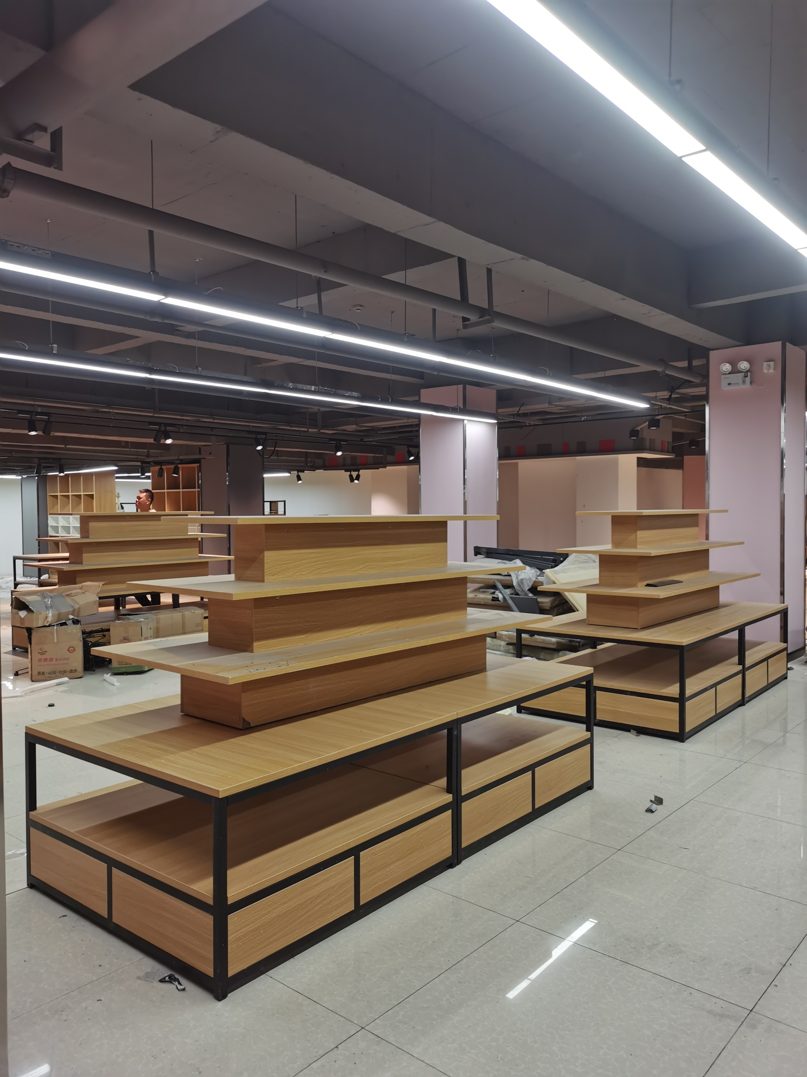 ODM Wooden Display Racks For Shop , Cosmetic Display Shelves CE Certificate