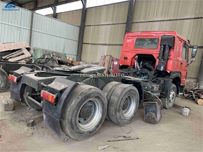 Max Speed 102km/H Used Tractor Trucks Wd615.47 371HP to 420HP With New Cabin