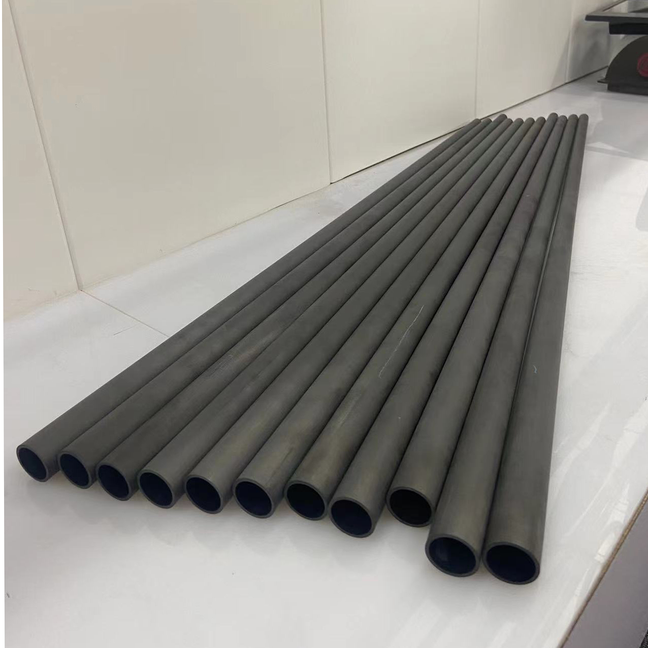 Black Round Carbon Fiber Pool Cue Break Cue With 0% Ash Content For Customer's Needs