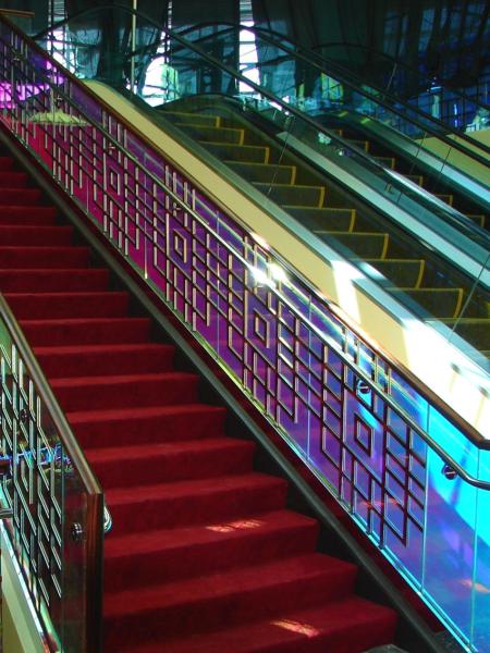 Color Change Dichroic Laminated Glass Solid Structure