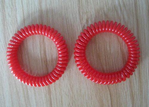 Plastic elastic coil spring keychain red color hot sale wrist coil keychain