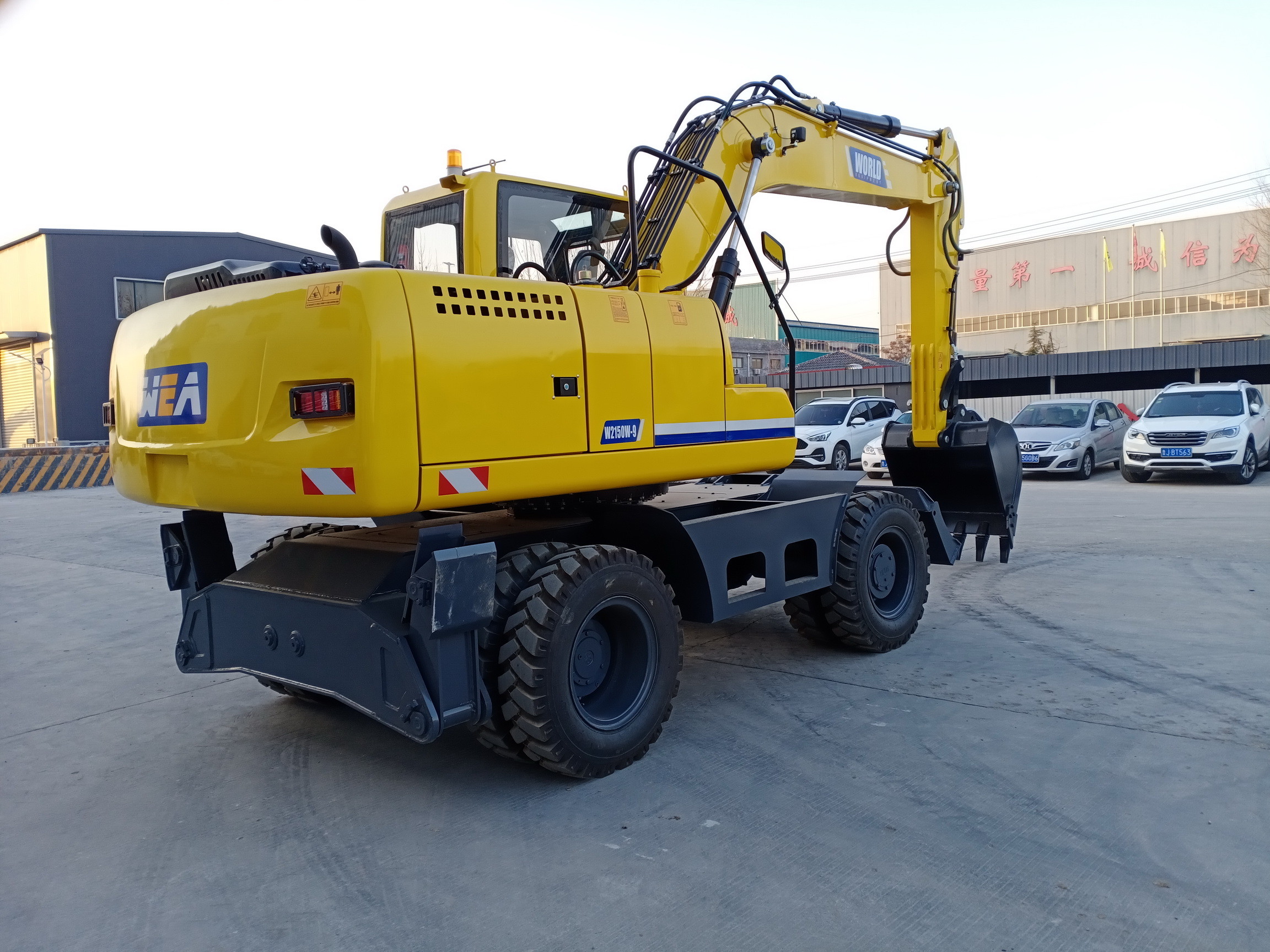 Versatile Small Wheeled Excavator With 252L Fuel Tank Capacity For Various Operations
