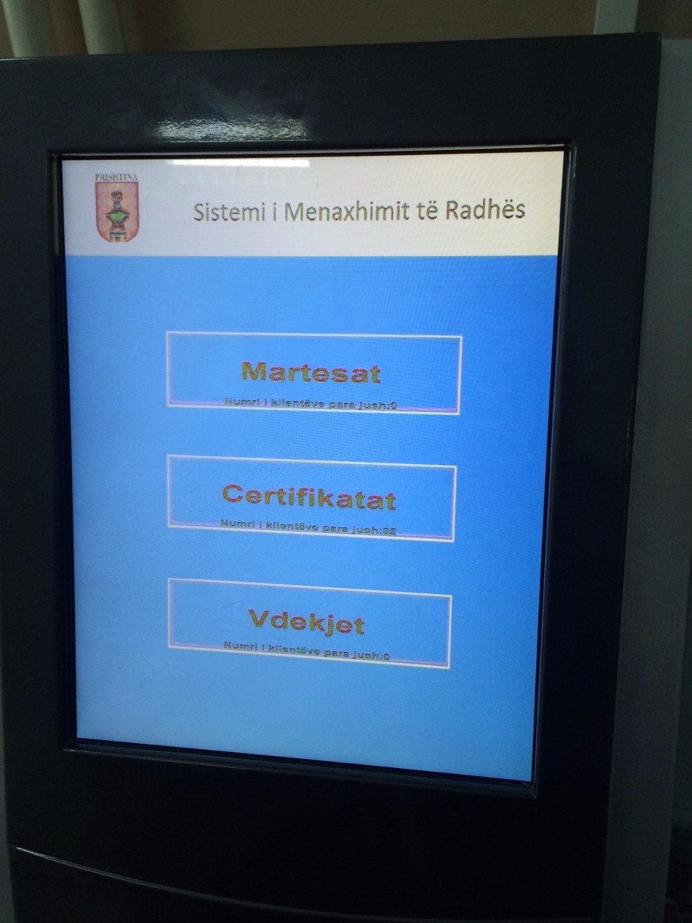 Bank/Hospital/Clinic/Pharmacy Queue Ticketing Kiosk System with 19 inch Token Number Ticket Dispenser