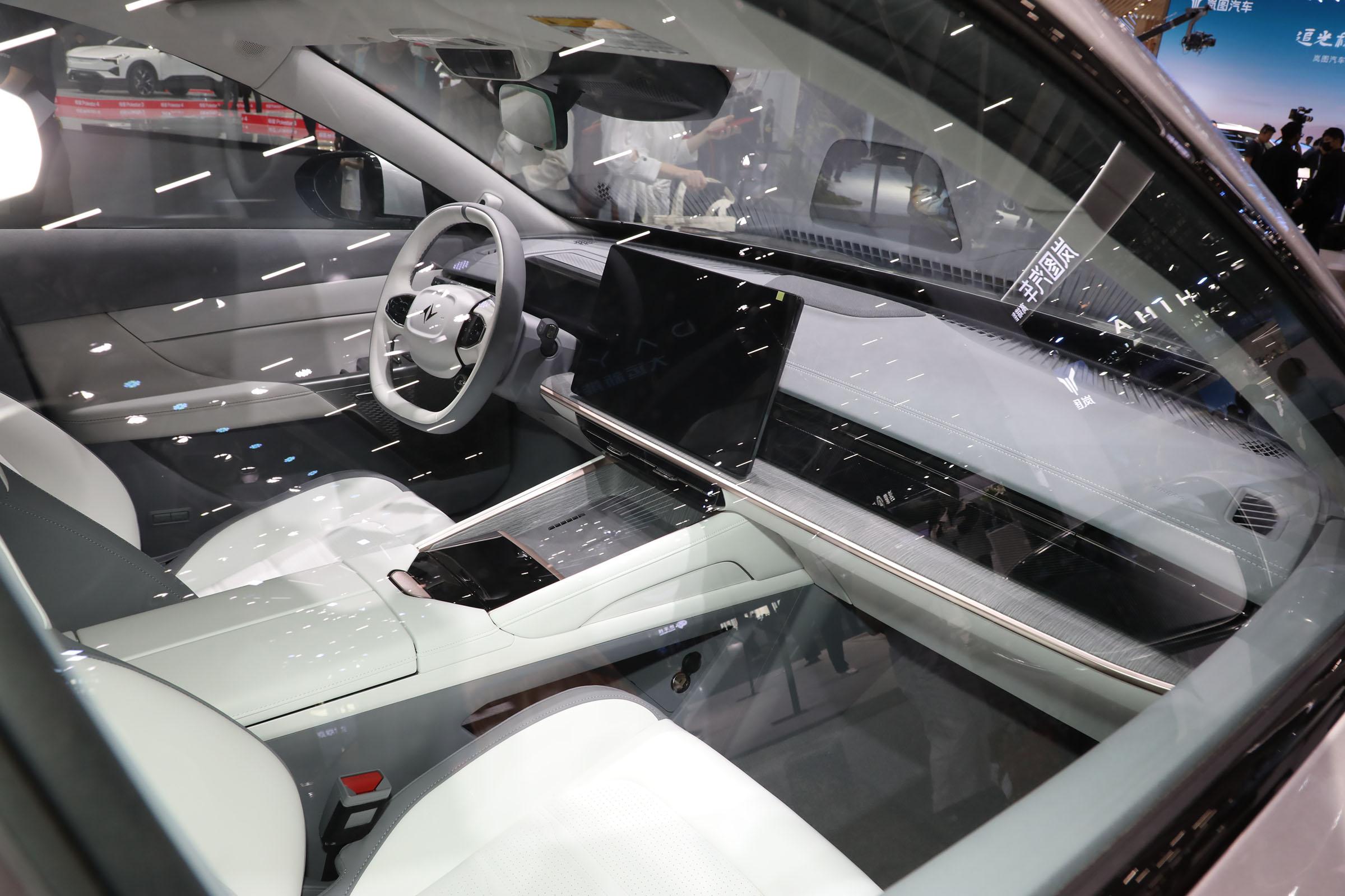 400KW Endurance Fashionable Dongfeng Yipai 007 Energy Hatchback Sports Car with 2915mm Wheelbase and Max Speed of 180 Km/h