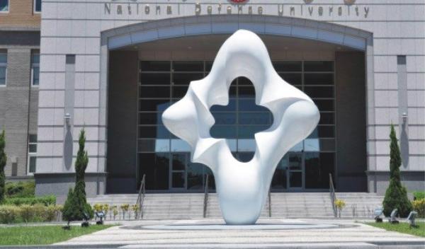 White Large Outdoor Metal Sculptures Brass Baking Varnish Abstract Style