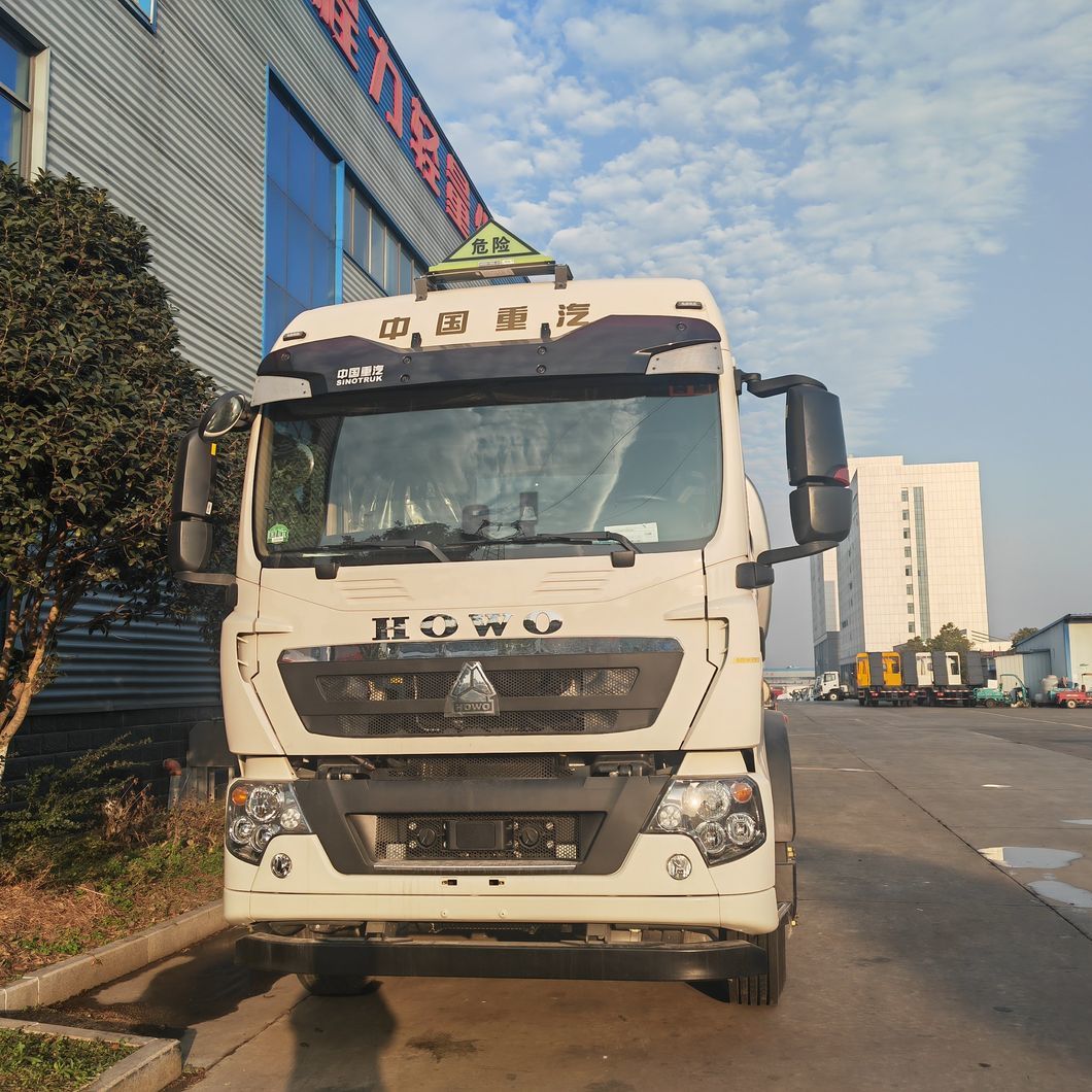 China Sinotruk HOWO 12 Wheel 20000L Aluminum Alloy Fuel Tanker Transport Truck