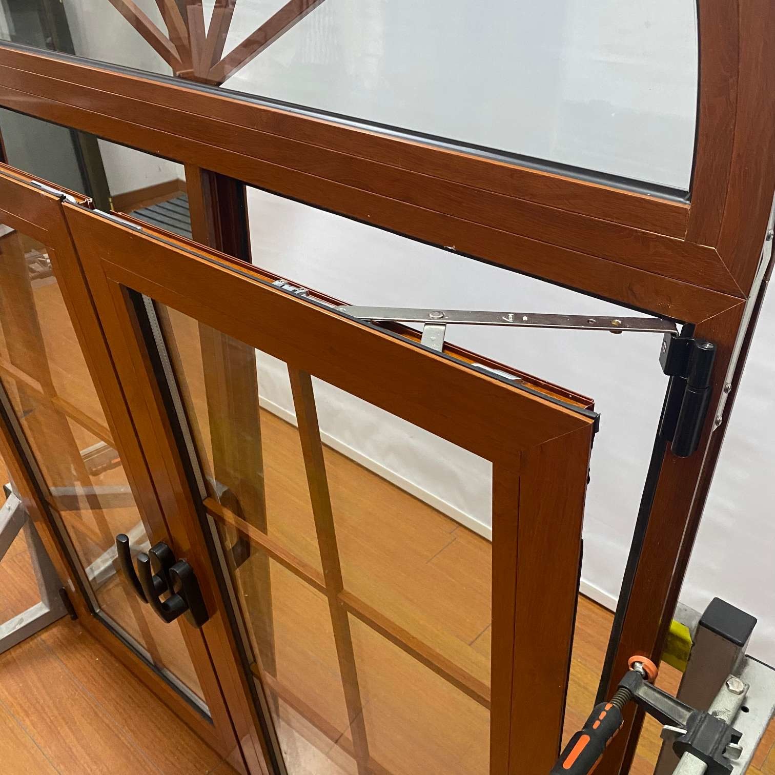 Brown Tilt Open Windows Home Decoration Wood Color Tilt Turn Aluminium Windows