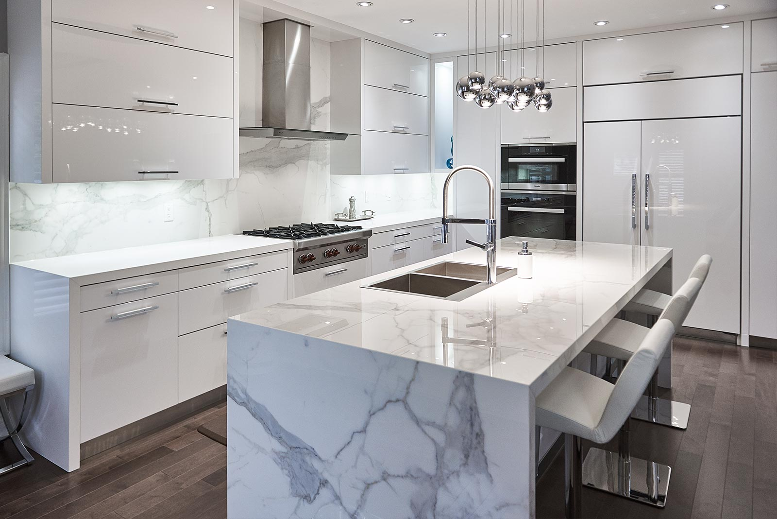 Customized White Lacquer Kitchen Cabinet with PVC Membrane Door Panel and Blum Drawer