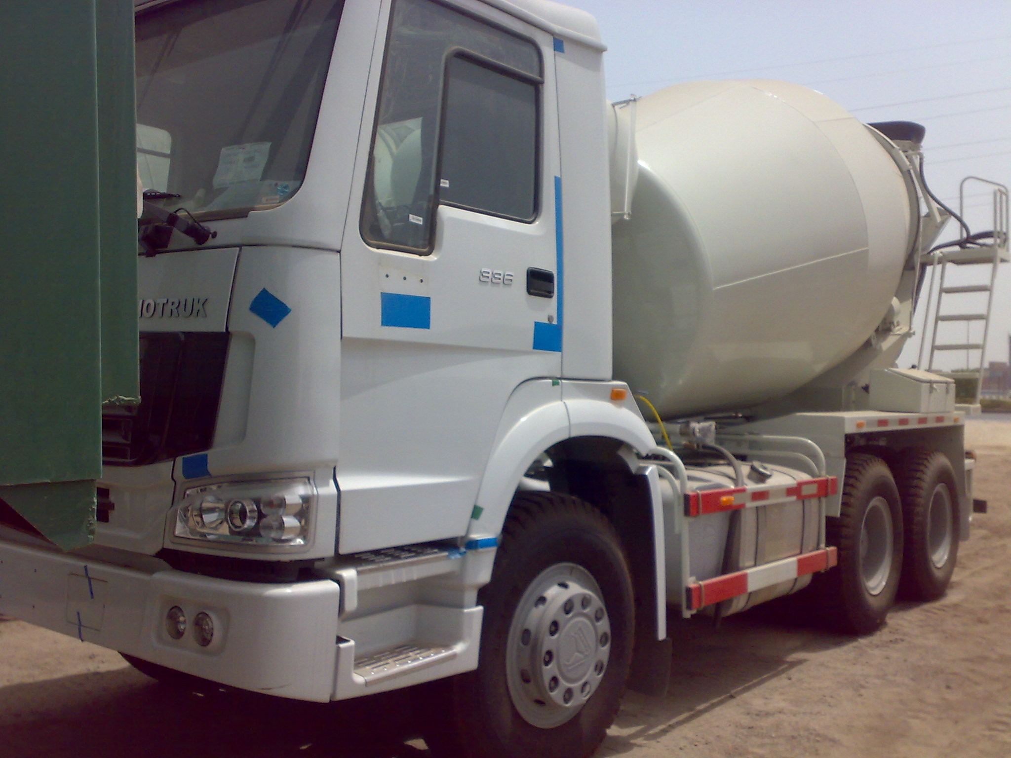 Sinotruck 6 x 4 Euro II 336 HP Engine Cement Mixer 12m3 Truck Concrete Mixing Equipment