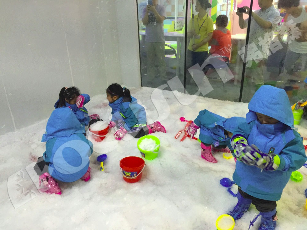 600KG Ice Storage Capacity Snow Machine for Christmas Preparation in Snow Theme Park
