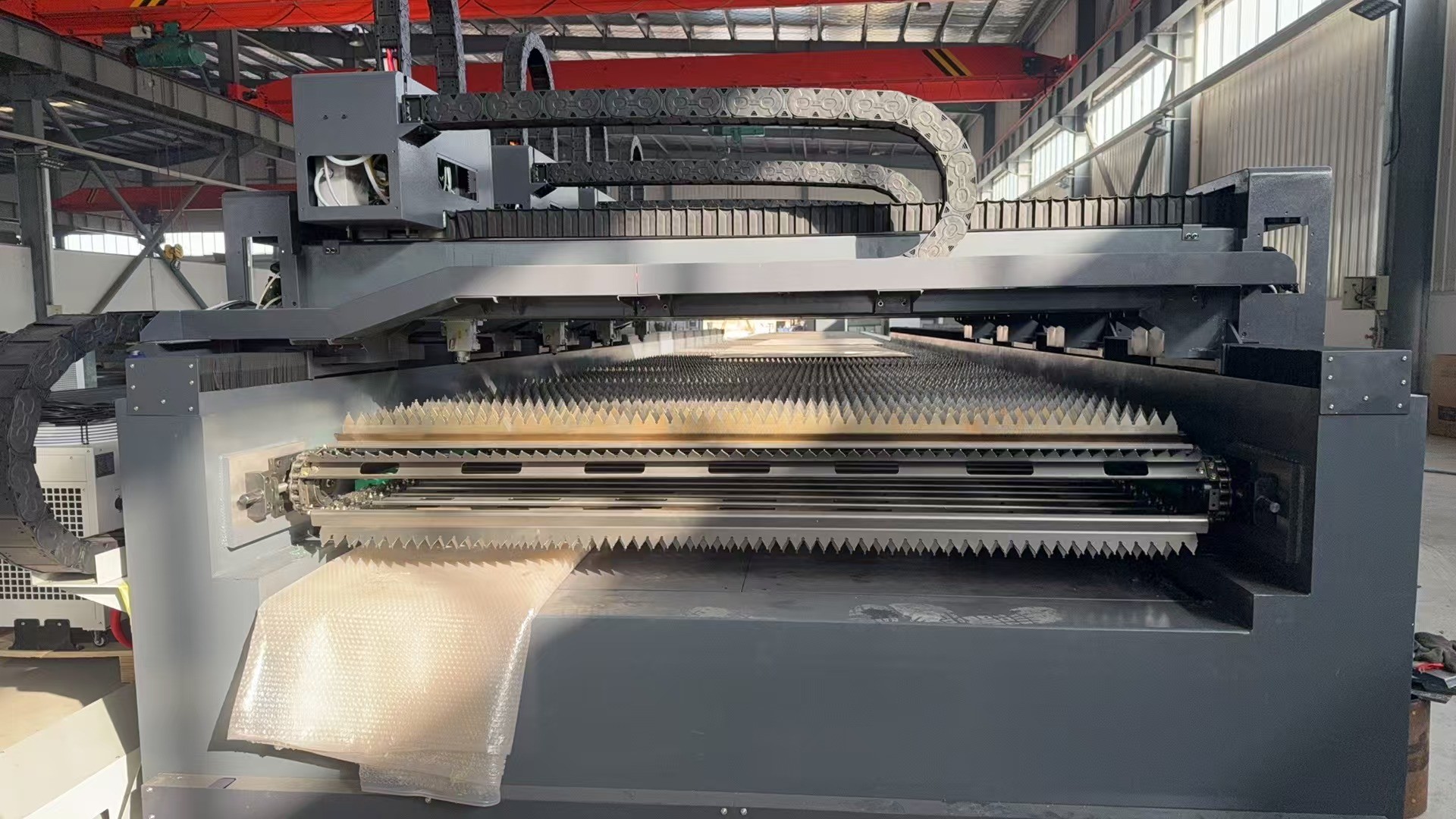 Fiber Laser Type Automatic Coiled Sheet Laser Cutting Machine With Raytools / Raycus Head