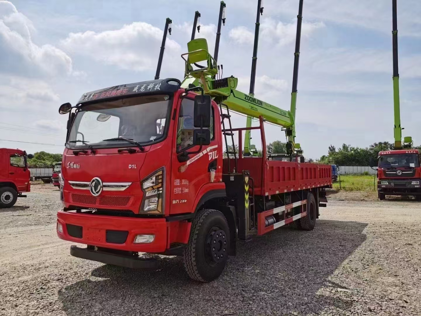 Dongfeng 4x2 Cummins 170 Horsepower Installation 2-ton Steering Knuckle Truck Mounted Crane