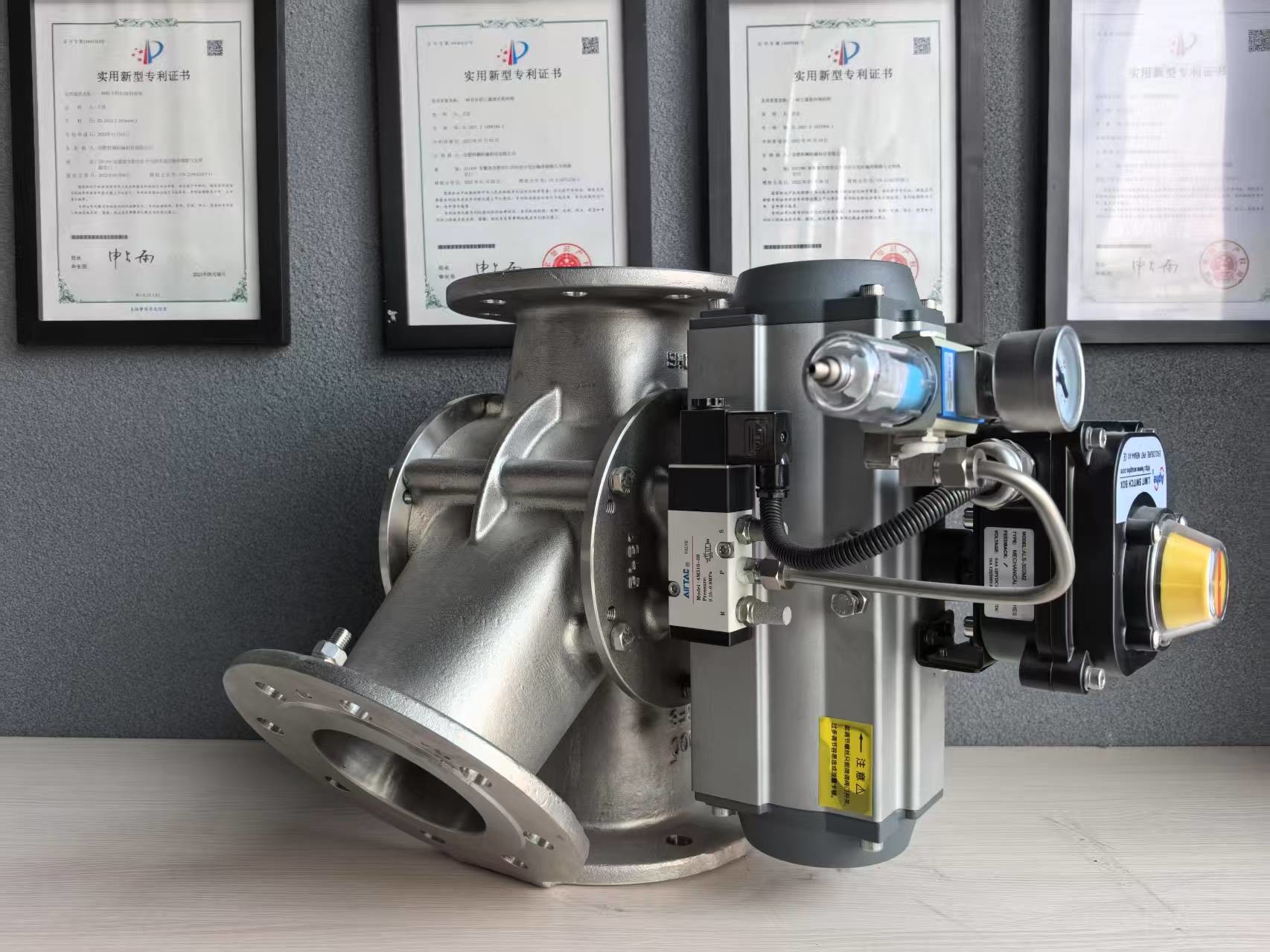 Stainless steel three-way diverter valve for pneumatic conveying of powder or particles