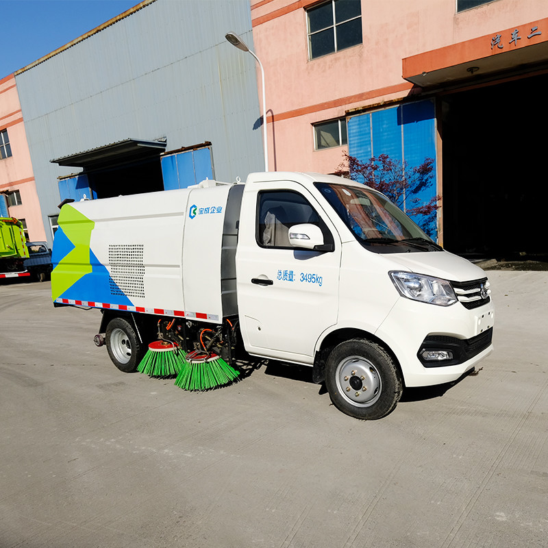 Low Pressure Street Cleaner Truck With Anti Collision Bag And Decorative Strip