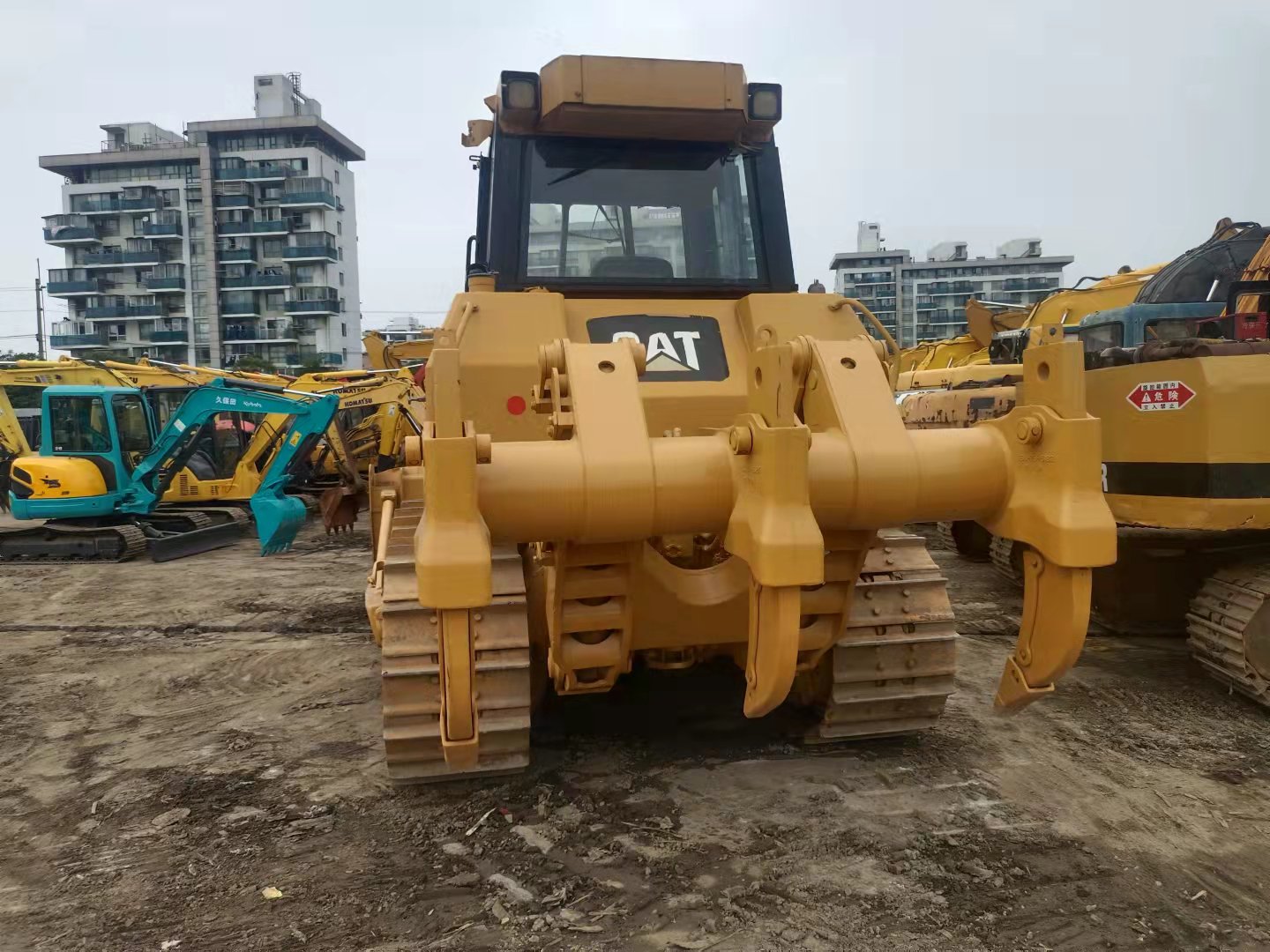 Yellow Cat Bulldozer 104KW Power Advertising Company Machine with Motor Engine Pump