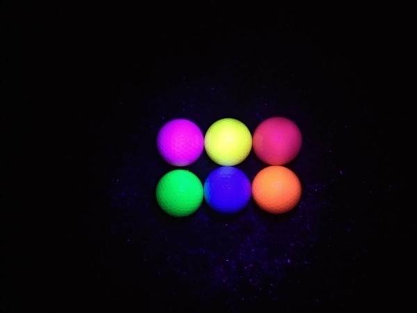 fluorescent golf ball , golf balls , fluorescent golf balls in black light (glow
