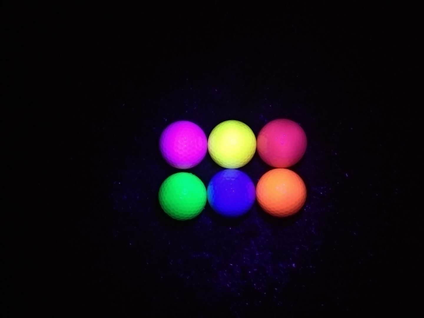 fluorescent golf ball , golf balls , fluorescent golf balls in black light (glow in uv )