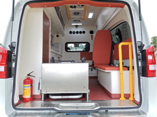 Gasoline Mercedes Benz Ambulance 7 Seat Front Mounted 4×2 Automatic Transmission