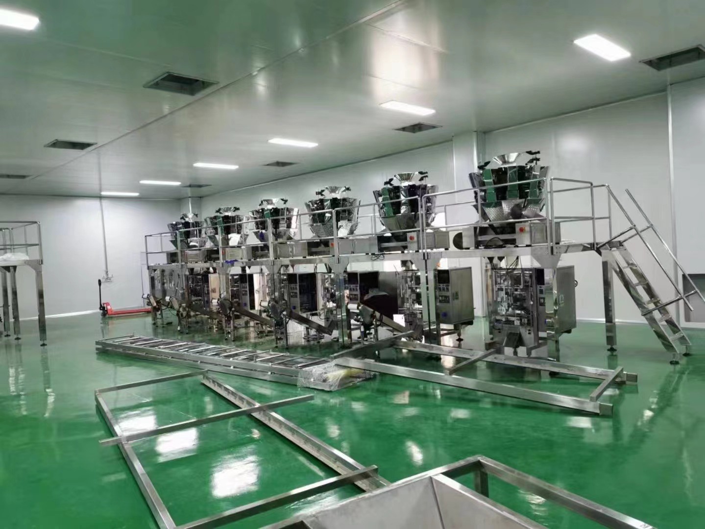 Vertical Automatic Snacks Biscuit Pouch Packing Machine High Speed 520mm Film Width