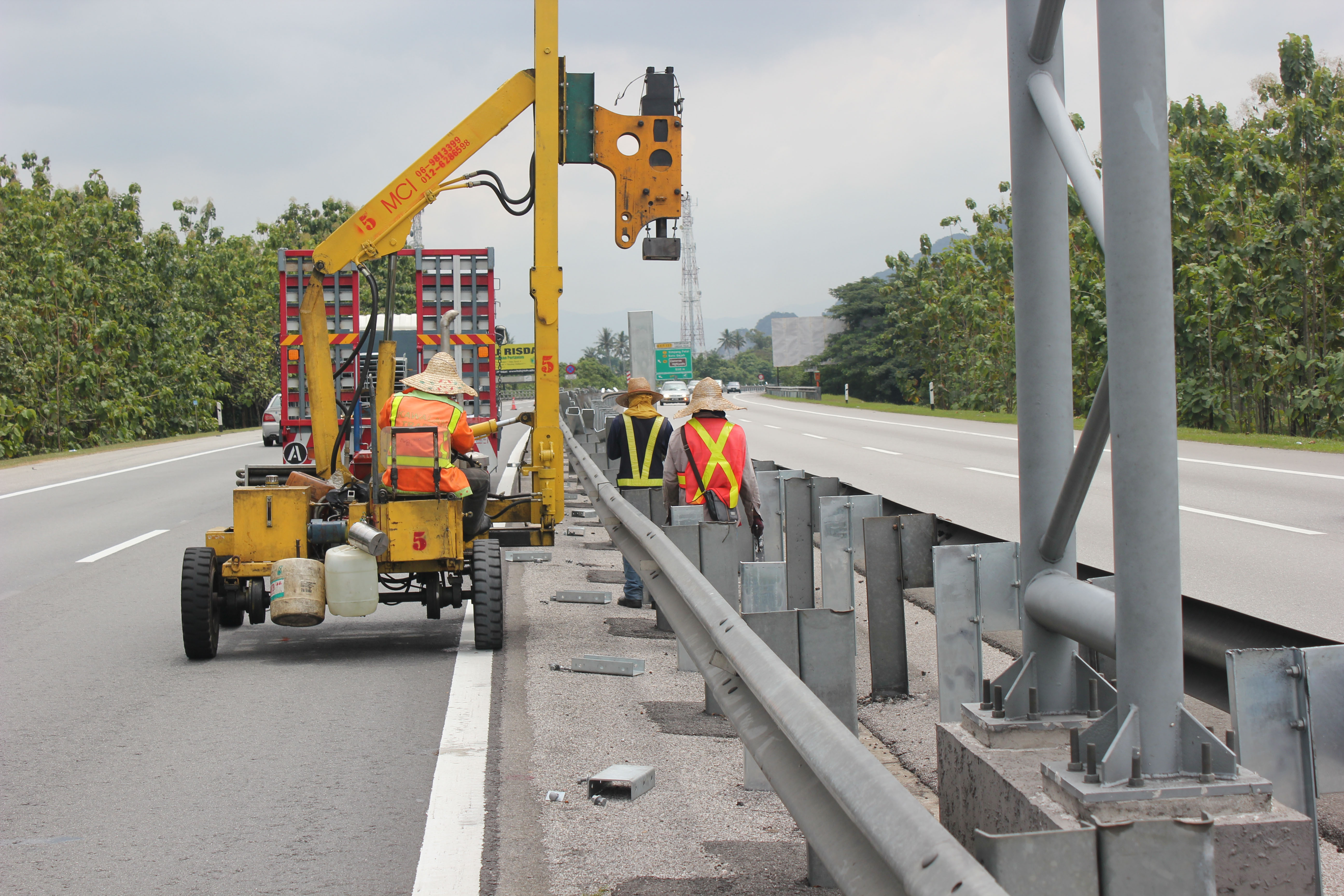 Customized Hot Dip Galvanized Highway Guardrail 345 Material