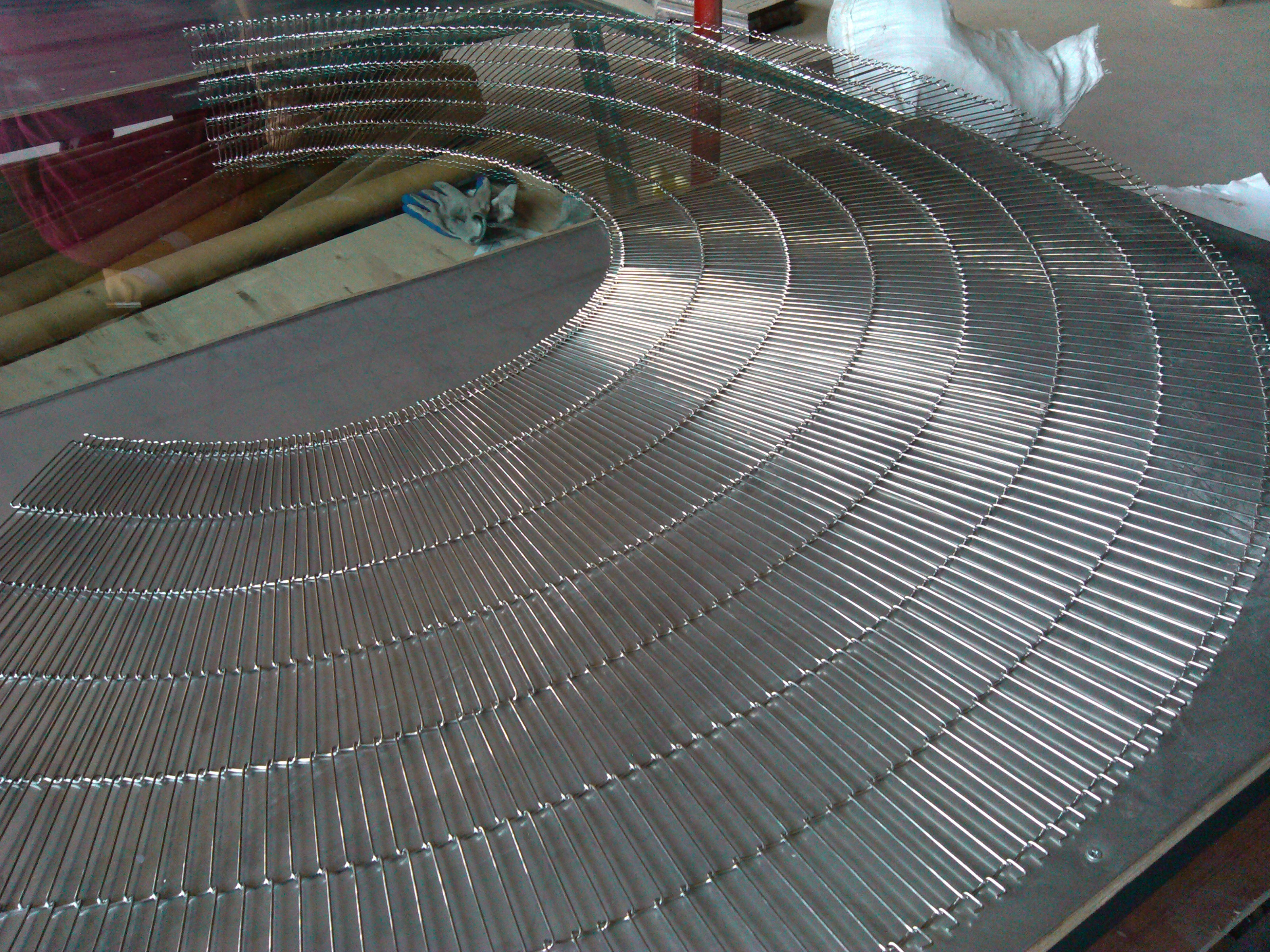 SS304 Flat Flex Conveyor Wire Belt 2.5mm Diameter For Food Delivery