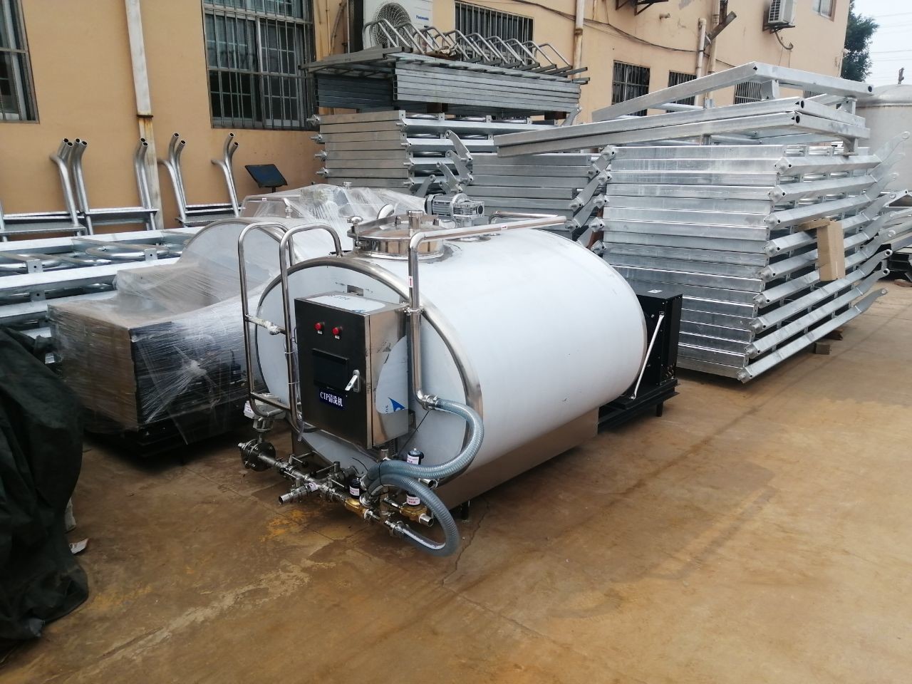 Convenient Cleaning Stainless Steel Milk Cooling Tank With Food Grade Material