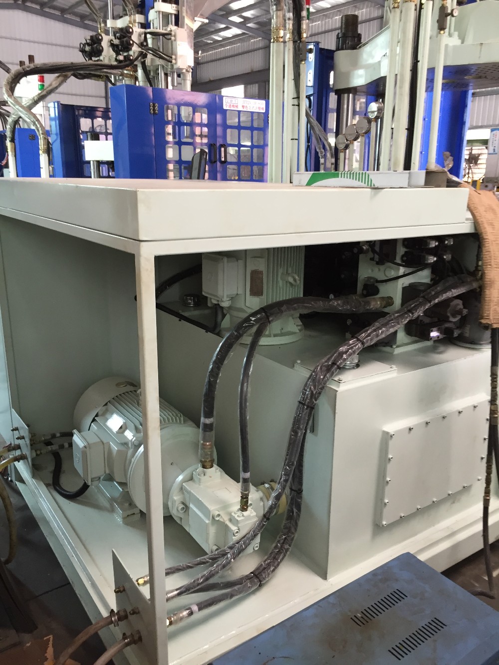 400mm Open Stroke Center Turret Two Color Plastic Injection Molding Machine 240T JTT2V3R-2400