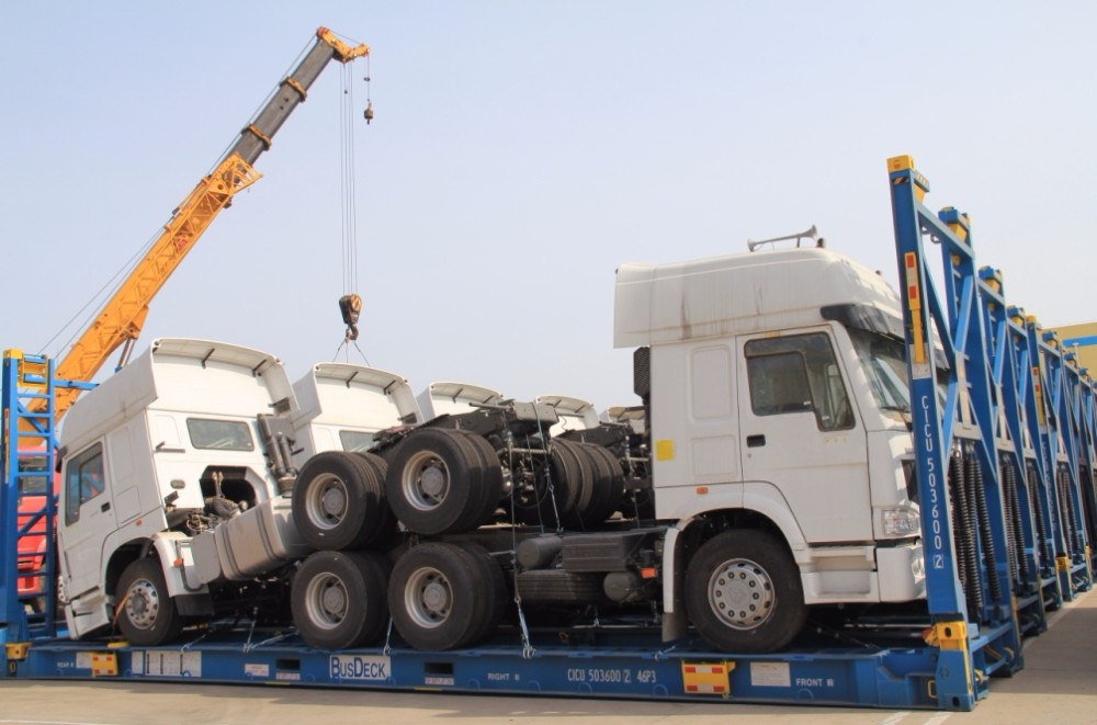 Good Performance 4*2 SINOTRUK 8000 Liters Fuel Tank Truck Oil Tanker Truck