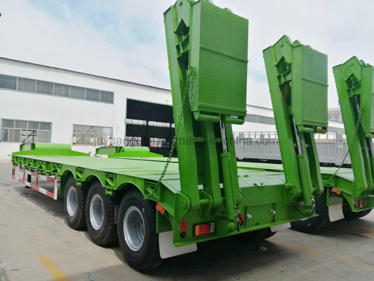 Transport Heavy Equipment Conveniently with Aotong Mechanical Folding Low Bed Trailer